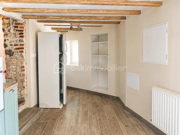 Vous recherchez un lieu de vie paisible, au cœur d'un environnement naturel et loin de l'agitation ? Découvrez cette authentique maison en pierre d'environ 85 m², située sur la commune de Laprugne.

Avec ses murs en pierre apparente, ses poutres et ses tomettes, elle a conservé tout le charme de l'ancien tout en bénéficiant de nombreux travaux de rénovation déjà réalisés.

Au rez-de-chaussée, vous découvrirez une agréable pièce de vie au caractère chaleureux, une cuisine récente aménagée et équipée ainsi qu'un WC indépendant.
À l'étage, le palier dessert une chambre ainsi qu'une seconde pièce de moins de 9 m², idéale en chambre d'enfant, bureau ou espace de télétravail, et une salle d'eau moderne avec douche à l'italienne.

Un véritable atout complète la propriété : une grange attenante d'environ 66 m² sur deux niveaux. Un bel espace offrant de nombreuses possibilités selon vos envies : atelier, stockage ou projet d'aménagement, sous réserve des autorisations nécessaires.

La maison a déjà bénéficié de nombreux travaux :
✔ Toiture refaite
✔ Isolation récente
✔ Électricité et plomberie refaites
✔ Cuisine et salle d'eau rénovées
✔ Huisseries PVC double vitrage
✔ Chauffage central par chaudière bois
✔ Assainissement individuel récent, avec quelques travaux restant à réaliser pour finaliser sa mise en conformité

Quelques finitions permettront encore aux futurs propriétaires de personnaliser les lieux et de les adapter pleinement à leurs envies.

À l'extérieur, la propriété dispose d'une superficie totale de 1 522 m² répartie sur plusieurs parcelles. Une partie du terrain se situe juste en face de la maison, de l'autre côté d'une petite route de campagne, permettant de profiter facilement.

Cette maison s'adresse avant tout à ceux qui recherchent le charme de l'ancien, de l'espace et une vie au calme, dans un secteur rural et préservé.

Une propriété pleine de caractère, avec encore de belles possibilités pour imaginer la suite de son histoire.

📞 Pour davantage de renseignements ou organiser une visite, n'hésitez pas à me contacter.
