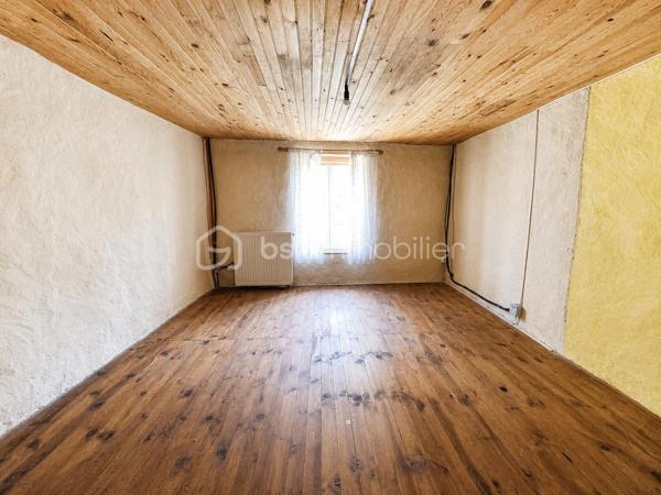 Vous recherchez un lieu de vie paisible, au cœur d'un environnement naturel et loin de l'agitation ? Découvrez cette authentique maison en pierre d'environ 85 m², située sur la commune de Laprugne.

Avec ses murs en pierre apparente, ses poutres et ses tomettes, elle a conservé tout le charme de l'ancien tout en bénéficiant de nombreux travaux de rénovation déjà réalisés.

Au rez-de-chaussée, vous découvrirez une agréable pièce de vie au caractère chaleureux, une cuisine récente aménagée et équipée ainsi qu'un WC indépendant.
À l'étage, le palier dessert une chambre ainsi qu'une seconde pièce de moins de 9 m², idéale en chambre d'enfant, bureau ou espace de télétravail, et une salle d'eau moderne avec douche à l'italienne.

Un véritable atout complète la propriété : une grange attenante d'environ 66 m² sur deux niveaux. Un bel espace offrant de nombreuses possibilités selon vos envies : atelier, stockage ou projet d'aménagement, sous réserve des autorisations nécessaires.

La maison a déjà bénéficié de nombreux travaux :
✔ Toiture refaite
✔ Isolation récente
✔ Électricité et plomberie refaites
✔ Cuisine et salle d'eau rénovées
✔ Huisseries PVC double vitrage
✔ Chauffage central par chaudière bois
✔ Assainissement individuel récent, avec quelques travaux restant à réaliser pour finaliser sa mise en conformité

Quelques finitions permettront encore aux futurs propriétaires de personnaliser les lieux et de les adapter pleinement à leurs envies.

À l'extérieur, la propriété dispose d'une superficie totale de 1 522 m² répartie sur plusieurs parcelles. Une partie du terrain se situe juste en face de la maison, de l'autre côté d'une petite route de campagne, permettant de profiter facilement.

Cette maison s'adresse avant tout à ceux qui recherchent le charme de l'ancien, de l'espace et une vie au calme, dans un secteur rural et préservé.

Une propriété pleine de caractère, avec encore de belles possibilités pour imaginer la suite de son histoire.

📞 Pour davantage de renseignements ou organiser une visite, n'hésitez pas à me contacter.