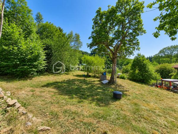 Vous recherchez un lieu de vie paisible, au cœur d'un environnement naturel et loin de l'agitation ? Découvrez cette authentique maison en pierre d'environ 85 m², située sur la commune de Laprugne.

Avec ses murs en pierre apparente, ses poutres et ses tomettes, elle a conservé tout le charme de l'ancien tout en bénéficiant de nombreux travaux de rénovation déjà réalisés.

Au rez-de-chaussée, vous découvrirez une agréable pièce de vie au caractère chaleureux, une cuisine récente aménagée et équipée ainsi qu'un WC indépendant.
À l'étage, le palier dessert une chambre ainsi qu'une seconde pièce de moins de 9 m², idéale en chambre d'enfant, bureau ou espace de télétravail, et une salle d'eau moderne avec douche à l'italienne.

Un véritable atout complète la propriété : une grange attenante d'environ 66 m² sur deux niveaux. Un bel espace offrant de nombreuses possibilités selon vos envies : atelier, stockage ou projet d'aménagement, sous réserve des autorisations nécessaires.

La maison a déjà bénéficié de nombreux travaux :
✔ Toiture refaite
✔ Isolation récente
✔ Électricité et plomberie refaites
✔ Cuisine et salle d'eau rénovées
✔ Huisseries PVC double vitrage
✔ Chauffage central par chaudière bois
✔ Assainissement individuel récent, avec quelques travaux restant à réaliser pour finaliser sa mise en conformité

Quelques finitions permettront encore aux futurs propriétaires de personnaliser les lieux et de les adapter pleinement à leurs envies.

À l'extérieur, la propriété dispose d'une superficie totale de 1 522 m² répartie sur plusieurs parcelles. Une partie du terrain se situe juste en face de la maison, de l'autre côté d'une petite route de campagne, permettant de profiter facilement.

Cette maison s'adresse avant tout à ceux qui recherchent le charme de l'ancien, de l'espace et une vie au calme, dans un secteur rural et préservé.

Une propriété pleine de caractère, avec encore de belles possibilités pour imaginer la suite de son histoire.

📞 Pour davantage de renseignements ou organiser une visite, n'hésitez pas à me contacter.