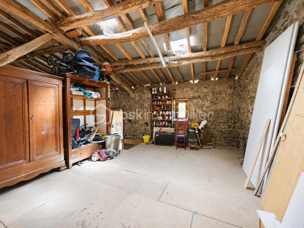 Vous recherchez un lieu de vie paisible, au cœur d'un environnement naturel et loin de l'agitation ? Découvrez cette authentique maison en pierre d'environ 85 m², située sur la commune de Laprugne.

Avec ses murs en pierre apparente, ses poutres et ses tomettes, elle a conservé tout le charme de l'ancien tout en bénéficiant de nombreux travaux de rénovation déjà réalisés.

Au rez-de-chaussée, vous découvrirez une agréable pièce de vie au caractère chaleureux, une cuisine récente aménagée et équipée ainsi qu'un WC indépendant.
À l'étage, le palier dessert une chambre ainsi qu'une seconde pièce de moins de 9 m², idéale en chambre d'enfant, bureau ou espace de télétravail, et une salle d'eau moderne avec douche à l'italienne.

Un véritable atout complète la propriété : une grange attenante d'environ 66 m² sur deux niveaux. Un bel espace offrant de nombreuses possibilités selon vos envies : atelier, stockage ou projet d'aménagement, sous réserve des autorisations nécessaires.

La maison a déjà bénéficié de nombreux travaux :
✔ Toiture refaite
✔ Isolation récente
✔ Électricité et plomberie refaites
✔ Cuisine et salle d'eau rénovées
✔ Huisseries PVC double vitrage
✔ Chauffage central par chaudière bois
✔ Assainissement individuel récent, avec quelques travaux restant à réaliser pour finaliser sa mise en conformité

Quelques finitions permettront encore aux futurs propriétaires de personnaliser les lieux et de les adapter pleinement à leurs envies.

À l'extérieur, la propriété dispose d'une superficie totale de 1 522 m² répartie sur plusieurs parcelles. Une partie du terrain se situe juste en face de la maison, de l'autre côté d'une petite route de campagne, permettant de profiter facilement.

Cette maison s'adresse avant tout à ceux qui recherchent le charme de l'ancien, de l'espace et une vie au calme, dans un secteur rural et préservé.

Une propriété pleine de caractère, avec encore de belles possibilités pour imaginer la suite de son histoire.

📞 Pour davantage de renseignements ou organiser une visite, n'hésitez pas à me contacter.