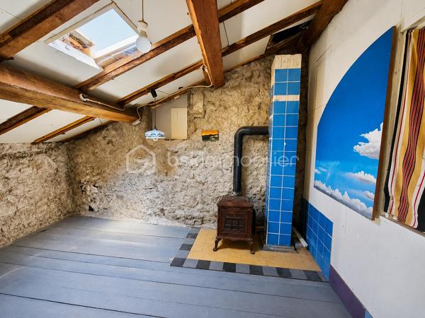 Vous recherchez un lieu de vie paisible, au cœur d'un environnement naturel et loin de l'agitation ? Découvrez cette authentique maison en pierre d'environ 85 m², située sur la commune de Laprugne.

Avec ses murs en pierre apparente, ses poutres et ses tomettes, elle a conservé tout le charme de l'ancien tout en bénéficiant de nombreux travaux de rénovation déjà réalisés.

Au rez-de-chaussée, vous découvrirez une agréable pièce de vie au caractère chaleureux, une cuisine récente aménagée et équipée ainsi qu'un WC indépendant.
À l'étage, le palier dessert une chambre ainsi qu'une seconde pièce de moins de 9 m², idéale en chambre d'enfant, bureau ou espace de télétravail, et une salle d'eau moderne avec douche à l'italienne.

Un véritable atout complète la propriété : une grange attenante d'environ 66 m² sur deux niveaux. Un bel espace offrant de nombreuses possibilités selon vos envies : atelier, stockage ou projet d'aménagement, sous réserve des autorisations nécessaires.

La maison a déjà bénéficié de nombreux travaux :
✔ Toiture refaite
✔ Isolation récente
✔ Électricité et plomberie refaites
✔ Cuisine et salle d'eau rénovées
✔ Huisseries PVC double vitrage
✔ Chauffage central par chaudière bois
✔ Assainissement individuel récent, avec quelques travaux restant à réaliser pour finaliser sa mise en conformité

Quelques finitions permettront encore aux futurs propriétaires de personnaliser les lieux et de les adapter pleinement à leurs envies.

À l'extérieur, la propriété dispose d'une superficie totale de 1 522 m² répartie sur plusieurs parcelles. Une partie du terrain se situe juste en face de la maison, de l'autre côté d'une petite route de campagne, permettant de profiter facilement.

Cette maison s'adresse avant tout à ceux qui recherchent le charme de l'ancien, de l'espace et une vie au calme, dans un secteur rural et préservé.

Une propriété pleine de caractère, avec encore de belles possibilités pour imaginer la suite de son histoire.

📞 Pour davantage de renseignements ou organiser une visite, n'hésitez pas à me contacter.