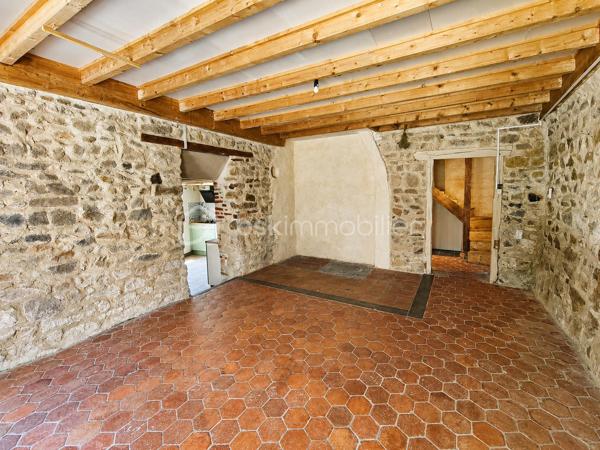 Vous recherchez un lieu de vie paisible, au cœur d'un environnement naturel et loin de l'agitation ? Découvrez cette authentique maison en pierre d'environ 85 m², située sur la commune de Laprugne.

Avec ses murs en pierre apparente, ses poutres et ses tomettes, elle a conservé tout le charme de l'ancien tout en bénéficiant de nombreux travaux de rénovation déjà réalisés.

Au rez-de-chaussée, vous découvrirez une agréable pièce de vie au caractère chaleureux, une cuisine récente aménagée et équipée ainsi qu'un WC indépendant.
À l'étage, le palier dessert une chambre ainsi qu'une seconde pièce de moins de 9 m², idéale en chambre d'enfant, bureau ou espace de télétravail, et une salle d'eau moderne avec douche à l'italienne.

Un véritable atout complète la propriété : une grange attenante d'environ 66 m² sur deux niveaux. Un bel espace offrant de nombreuses possibilités selon vos envies : atelier, stockage ou projet d'aménagement, sous réserve des autorisations nécessaires.

La maison a déjà bénéficié de nombreux travaux :
✔ Toiture refaite
✔ Isolation récente
✔ Électricité et plomberie refaites
✔ Cuisine et salle d'eau rénovées
✔ Huisseries PVC double vitrage
✔ Chauffage central par chaudière bois
✔ Assainissement individuel récent, avec quelques travaux restant à réaliser pour finaliser sa mise en conformité

Quelques finitions permettront encore aux futurs propriétaires de personnaliser les lieux et de les adapter pleinement à leurs envies.

À l'extérieur, la propriété dispose d'une superficie totale de 1 522 m² répartie sur plusieurs parcelles. Une partie du terrain se situe juste en face de la maison, de l'autre côté d'une petite route de campagne, permettant de profiter facilement.

Cette maison s'adresse avant tout à ceux qui recherchent le charme de l'ancien, de l'espace et une vie au calme, dans un secteur rural et préservé.

Une propriété pleine de caractère, avec encore de belles possibilités pour imaginer la suite de son histoire.

📞 Pour davantage de renseignements ou organiser une visite, n'hésitez pas à me contacter.