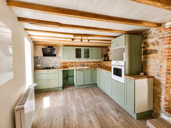 Vous recherchez un lieu de vie paisible, au cœur d'un environnement naturel et loin de l'agitation ? Découvrez cette authentique maison en pierre d'environ 85 m², située sur la commune de Laprugne.

Avec ses murs en pierre apparente, ses poutres et ses tomettes, elle a conservé tout le charme de l'ancien tout en bénéficiant de nombreux travaux de rénovation déjà réalisés.

Au rez-de-chaussée, vous découvrirez une agréable pièce de vie au caractère chaleureux, une cuisine récente aménagée et équipée ainsi qu'un WC indépendant.
À l'étage, le palier dessert une chambre ainsi qu'une seconde pièce de moins de 9 m², idéale en chambre d'enfant, bureau ou espace de télétravail, et une salle d'eau moderne avec douche à l'italienne.

Un véritable atout complète la propriété : une grange attenante d'environ 66 m² sur deux niveaux. Un bel espace offrant de nombreuses possibilités selon vos envies : atelier, stockage ou projet d'aménagement, sous réserve des autorisations nécessaires.

La maison a déjà bénéficié de nombreux travaux :
✔ Toiture refaite
✔ Isolation récente
✔ Électricité et plomberie refaites
✔ Cuisine et salle d'eau rénovées
✔ Huisseries PVC double vitrage
✔ Chauffage central par chaudière bois
✔ Assainissement individuel récent, avec quelques travaux restant à réaliser pour finaliser sa mise en conformité

Quelques finitions permettront encore aux futurs propriétaires de personnaliser les lieux et de les adapter pleinement à leurs envies.

À l'extérieur, la propriété dispose d'une superficie totale de 1 522 m² répartie sur plusieurs parcelles. Une partie du terrain se situe juste en face de la maison, de l'autre côté d'une petite route de campagne, permettant de profiter facilement.

Cette maison s'adresse avant tout à ceux qui recherchent le charme de l'ancien, de l'espace et une vie au calme, dans un secteur rural et préservé.

Une propriété pleine de caractère, avec encore de belles possibilités pour imaginer la suite de son histoire.

📞 Pour davantage de renseignements ou organiser une visite, n'hésitez pas à me contacter.