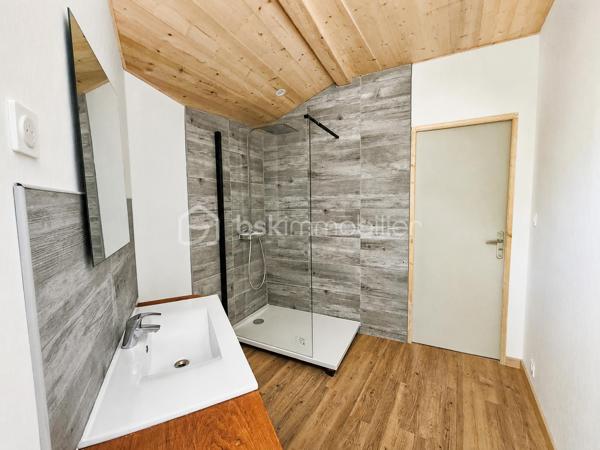 Vous recherchez un lieu de vie paisible, au cœur d'un environnement naturel et loin de l'agitation ? Découvrez cette authentique maison en pierre d'environ 85 m², située sur la commune de Laprugne.

Avec ses murs en pierre apparente, ses poutres et ses tomettes, elle a conservé tout le charme de l'ancien tout en bénéficiant de nombreux travaux de rénovation déjà réalisés.

Au rez-de-chaussée, vous découvrirez une agréable pièce de vie au caractère chaleureux, une cuisine récente aménagée et équipée ainsi qu'un WC indépendant.
À l'étage, le palier dessert une chambre ainsi qu'une seconde pièce de moins de 9 m², idéale en chambre d'enfant, bureau ou espace de télétravail, et une salle d'eau moderne avec douche à l'italienne.

Un véritable atout complète la propriété : une grange attenante d'environ 66 m² sur deux niveaux. Un bel espace offrant de nombreuses possibilités selon vos envies : atelier, stockage ou projet d'aménagement, sous réserve des autorisations nécessaires.

La maison a déjà bénéficié de nombreux travaux :
✔ Toiture refaite
✔ Isolation récente
✔ Électricité et plomberie refaites
✔ Cuisine et salle d'eau rénovées
✔ Huisseries PVC double vitrage
✔ Chauffage central par chaudière bois
✔ Assainissement individuel récent, avec quelques travaux restant à réaliser pour finaliser sa mise en conformité

Quelques finitions permettront encore aux futurs propriétaires de personnaliser les lieux et de les adapter pleinement à leurs envies.

À l'extérieur, la propriété dispose d'une superficie totale de 1 522 m² répartie sur plusieurs parcelles. Une partie du terrain se situe juste en face de la maison, de l'autre côté d'une petite route de campagne, permettant de profiter facilement.

Cette maison s'adresse avant tout à ceux qui recherchent le charme de l'ancien, de l'espace et une vie au calme, dans un secteur rural et préservé.

Une propriété pleine de caractère, avec encore de belles possibilités pour imaginer la suite de son histoire.

📞 Pour davantage de renseignements ou organiser une visite, n'hésitez pas à me contacter.