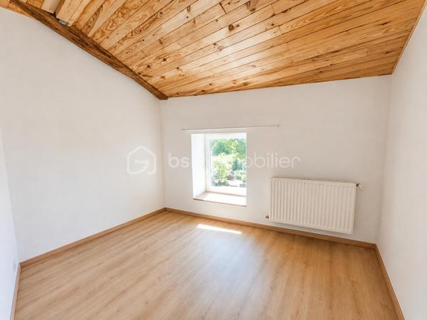 Vous recherchez un lieu de vie paisible, au cœur d'un environnement naturel et loin de l'agitation ? Découvrez cette authentique maison en pierre d'environ 85 m², située sur la commune de Laprugne.

Avec ses murs en pierre apparente, ses poutres et ses tomettes, elle a conservé tout le charme de l'ancien tout en bénéficiant de nombreux travaux de rénovation déjà réalisés.

Au rez-de-chaussée, vous découvrirez une agréable pièce de vie au caractère chaleureux, une cuisine récente aménagée et équipée ainsi qu'un WC indépendant.
À l'étage, le palier dessert une chambre ainsi qu'une seconde pièce de moins de 9 m², idéale en chambre d'enfant, bureau ou espace de télétravail, et une salle d'eau moderne avec douche à l'italienne.

Un véritable atout complète la propriété : une grange attenante d'environ 66 m² sur deux niveaux. Un bel espace offrant de nombreuses possibilités selon vos envies : atelier, stockage ou projet d'aménagement, sous réserve des autorisations nécessaires.

La maison a déjà bénéficié de nombreux travaux :
✔ Toiture refaite
✔ Isolation récente
✔ Électricité et plomberie refaites
✔ Cuisine et salle d'eau rénovées
✔ Huisseries PVC double vitrage
✔ Chauffage central par chaudière bois
✔ Assainissement individuel récent, avec quelques travaux restant à réaliser pour finaliser sa mise en conformité

Quelques finitions permettront encore aux futurs propriétaires de personnaliser les lieux et de les adapter pleinement à leurs envies.

À l'extérieur, la propriété dispose d'une superficie totale de 1 522 m² répartie sur plusieurs parcelles. Une partie du terrain se situe juste en face de la maison, de l'autre côté d'une petite route de campagne, permettant de profiter facilement.

Cette maison s'adresse avant tout à ceux qui recherchent le charme de l'ancien, de l'espace et une vie au calme, dans un secteur rural et préservé.

Une propriété pleine de caractère, avec encore de belles possibilités pour imaginer la suite de son histoire.

📞 Pour davantage de renseignements ou organiser une visite, n'hésitez pas à me contacter.