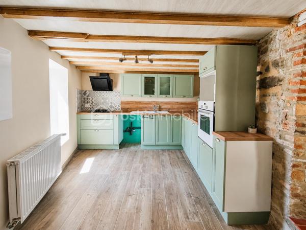 Vous recherchez un lieu de vie paisible, au cœur d'un environnement naturel et loin de l'agitation ? Découvrez cette authentique maison en pierre d'environ 85 m², située sur la commune de Laprugne.

Avec ses murs en pierre apparente, ses poutres et ses tomettes, elle a conservé tout le charme de l'ancien tout en bénéficiant de nombreux travaux de rénovation déjà réalisés.

Au rez-de-chaussée, vous découvrirez une agréable pièce de vie au caractère chaleureux, une cuisine récente aménagée et équipée ainsi qu'un WC indépendant.
À l'étage, le palier dessert une chambre ainsi qu'une seconde pièce de moins de 9 m², idéale en chambre d'enfant, bureau ou espace de télétravail, et une salle d'eau moderne avec douche à l'italienne.

Un véritable atout complète la propriété : une grange attenante d'environ 66 m² sur deux niveaux. Un bel espace offrant de nombreuses possibilités selon vos envies : atelier, stockage ou projet d'aménagement, sous réserve des autorisations nécessaires.

La maison a déjà bénéficié de nombreux travaux :
✔ Toiture refaite
✔ Isolation récente
✔ Électricité et plomberie refaites
✔ Cuisine et salle d'eau rénovées
✔ Huisseries PVC double vitrage
✔ Chauffage central par chaudière bois
✔ Assainissement individuel récent, avec quelques travaux restant à réaliser pour finaliser sa mise en conformité

Quelques finitions permettront encore aux futurs propriétaires de personnaliser les lieux et de les adapter pleinement à leurs envies.

À l'extérieur, la propriété dispose d'une superficie totale de 1 522 m² répartie sur plusieurs parcelles. Une partie du terrain se situe juste en face de la maison, de l'autre côté d'une petite route de campagne, permettant de profiter facilement.

Cette maison s'adresse avant tout à ceux qui recherchent le charme de l'ancien, de l'espace et une vie au calme, dans un secteur rural et préservé.

Une propriété pleine de caractère, avec encore de belles possibilités pour imaginer la suite de son histoire.

📞 Pour davantage de renseignements ou organiser une visite, n'hésitez pas à me contacter.