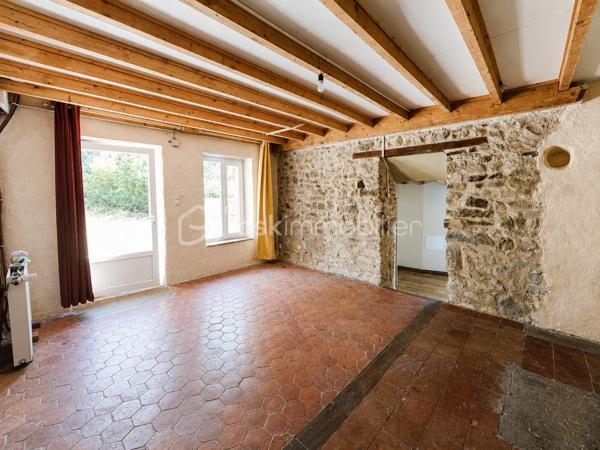 Vous recherchez un lieu de vie paisible, au cœur d'un environnement naturel et loin de l'agitation ? Découvrez cette authentique maison en pierre d'environ 85 m², située sur la commune de Laprugne.

Avec ses murs en pierre apparente, ses poutres et ses tomettes, elle a conservé tout le charme de l'ancien tout en bénéficiant de nombreux travaux de rénovation déjà réalisés.

Au rez-de-chaussée, vous découvrirez une agréable pièce de vie au caractère chaleureux, une cuisine récente aménagée et équipée ainsi qu'un WC indépendant.
À l'étage, le palier dessert une chambre ainsi qu'une seconde pièce de moins de 9 m², idéale en chambre d'enfant, bureau ou espace de télétravail, et une salle d'eau moderne avec douche à l'italienne.

Un véritable atout complète la propriété : une grange attenante d'environ 66 m² sur deux niveaux. Un bel espace offrant de nombreuses possibilités selon vos envies : atelier, stockage ou projet d'aménagement, sous réserve des autorisations nécessaires.

La maison a déjà bénéficié de nombreux travaux :
✔ Toiture refaite
✔ Isolation récente
✔ Électricité et plomberie refaites
✔ Cuisine et salle d'eau rénovées
✔ Huisseries PVC double vitrage
✔ Chauffage central par chaudière bois
✔ Assainissement individuel récent, avec quelques travaux restant à réaliser pour finaliser sa mise en conformité

Quelques finitions permettront encore aux futurs propriétaires de personnaliser les lieux et de les adapter pleinement à leurs envies.

À l'extérieur, la propriété dispose d'une superficie totale de 1 522 m² répartie sur plusieurs parcelles. Une partie du terrain se situe juste en face de la maison, de l'autre côté d'une petite route de campagne, permettant de profiter facilement.

Cette maison s'adresse avant tout à ceux qui recherchent le charme de l'ancien, de l'espace et une vie au calme, dans un secteur rural et préservé.

Une propriété pleine de caractère, avec encore de belles possibilités pour imaginer la suite de son histoire.

📞 Pour davantage de renseignements ou organiser une visite, n'hésitez pas à me contacter.