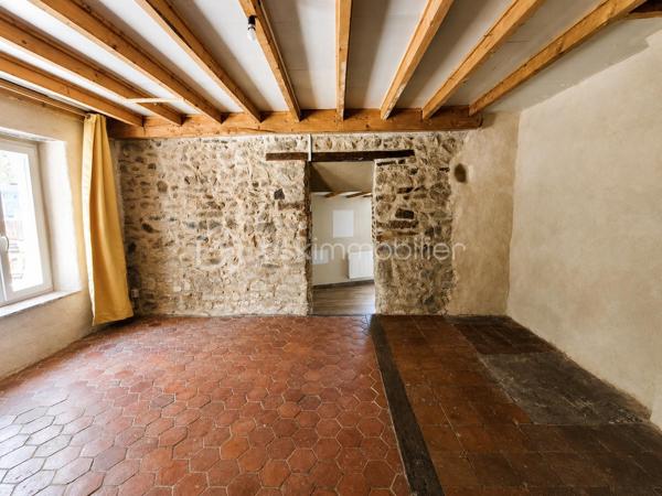Vous recherchez un lieu de vie paisible, au cœur d'un environnement naturel et loin de l'agitation ? Découvrez cette authentique maison en pierre d'environ 85 m², située sur la commune de Laprugne.

Avec ses murs en pierre apparente, ses poutres et ses tomettes, elle a conservé tout le charme de l'ancien tout en bénéficiant de nombreux travaux de rénovation déjà réalisés.

Au rez-de-chaussée, vous découvrirez une agréable pièce de vie au caractère chaleureux, une cuisine récente aménagée et équipée ainsi qu'un WC indépendant.
À l'étage, le palier dessert une chambre ainsi qu'une seconde pièce de moins de 9 m², idéale en chambre d'enfant, bureau ou espace de télétravail, et une salle d'eau moderne avec douche à l'italienne.

Un véritable atout complète la propriété : une grange attenante d'environ 66 m² sur deux niveaux. Un bel espace offrant de nombreuses possibilités selon vos envies : atelier, stockage ou projet d'aménagement, sous réserve des autorisations nécessaires.

La maison a déjà bénéficié de nombreux travaux :
✔ Toiture refaite
✔ Isolation récente
✔ Électricité et plomberie refaites
✔ Cuisine et salle d'eau rénovées
✔ Huisseries PVC double vitrage
✔ Chauffage central par chaudière bois
✔ Assainissement individuel récent, avec quelques travaux restant à réaliser pour finaliser sa mise en conformité

Quelques finitions permettront encore aux futurs propriétaires de personnaliser les lieux et de les adapter pleinement à leurs envies.

À l'extérieur, la propriété dispose d'une superficie totale de 1 522 m² répartie sur plusieurs parcelles. Une partie du terrain se situe juste en face de la maison, de l'autre côté d'une petite route de campagne, permettant de profiter facilement.

Cette maison s'adresse avant tout à ceux qui recherchent le charme de l'ancien, de l'espace et une vie au calme, dans un secteur rural et préservé.

Une propriété pleine de caractère, avec encore de belles possibilités pour imaginer la suite de son histoire.

📞 Pour davantage de renseignements ou organiser une visite, n'hésitez pas à me contacter.