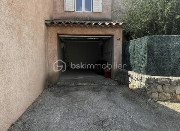 Idéalement située dans un environnement calme, à seulement 5 minutes à pied des commodités (commerces, transports, écoles...), venez découvrir cette agréable maison jumelée d'un côté, construite en 1985 environ, idéale pour un premier achat ou une jeune famille.
Cette maison traversante, bénéficiant d'une exposition Est/Ouest, offre une belle luminosité tout au long de la journée et un cadre de vie agréable, où tout peut se faire à pied.

Au rez-de-chaussée, vous serez accueillis par une entrée desservant un cellier/buanderie, une cuisine équipée de style moderne installée en 2015 ainsi qu'un salon lumineux. La cuisine et le séjour s'ouvrent directement sur une terrasse couverte d'environ 7 m² exposée à l'ouest, prolongée par un jardin d'environ 100 m², idéal pour profiter des beaux jours, partager des repas en extérieur ou simplement se détendre en toute tranquillité.
Un WC indépendant ainsi qu'un espace de rangement optimisé sous l'escalier complètent ce niveau.

À l'étage, l'espace nuit se compose de 3 chambres avec rangements et d'une salle de bains avec WC. Une climatisation installée à l'étage apporte un confort appréciable lors des périodes estivales.

La maison dispose également d'un garage d'environ 13 m² ainsi que d'une place de stationnement privative.

Elle est raccordée au tout-à-l'égout et se trouve au sein d'une copropriété de 31 lots sans procédure en cours. Les charges de copropriété sont très faibles, avec un montant d'environ 80 € par an. La réfection de l'accès à la copropriété est prévue prochainement et a d'ores et déjà été intégralement réglée par les propriétaires actuels. Taxe Foncière 1028 € .

Vous apprécierez également la proximité d'un petit parc, permettant de profiter d'un espace de verdure pour une promenade ou une sortie rapide avec votre animal de compagnie.

Très bien entretenue et ne nécessitant pas de travaux, cette maison vous permettra simplement de poser vos valises et de profiter immédiatement de votre nouveau chez-vous.

Une maison lumineuse, fonctionnelle et agréable à vivre, offrant un emplacement pratique et un environnement paisible.

Pour plus d'informations ou organiser une visite, contactez :
Adeline Le Cravier : 06 22 04 20 46

Vous avez un projet de vente ? Je vous propose une estimation gratuite et sans engagement de votre bien.