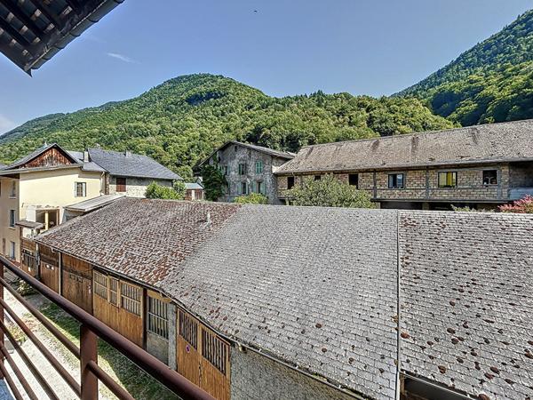 Appartement 5 pièces - 105 m² - Chamoux-sur-Gelon au centre du village avec garage et balcons