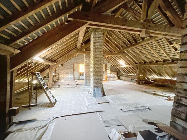 Appartement 5 pièces - 105 m² - Chamoux-sur-Gelon au centre du village avec garage et balcons