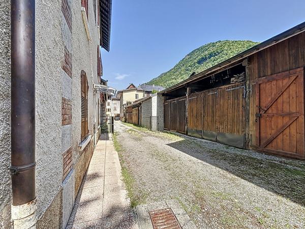Appartement 5 pièces - 105 m² - Chamoux-sur-Gelon au centre du village avec garage et balcons