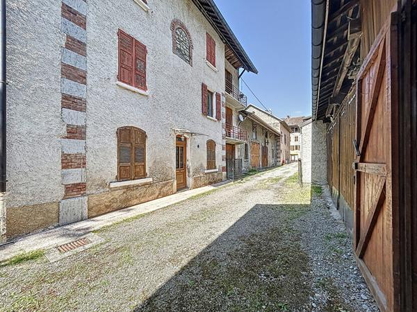 Appartement 5 pièces - 105 m² - Chamoux-sur-Gelon au centre du village avec garage et balcons