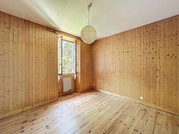 Appartement 5 pièces - 105 m² - Chamoux-sur-Gelon au centre du village avec garage et balcons