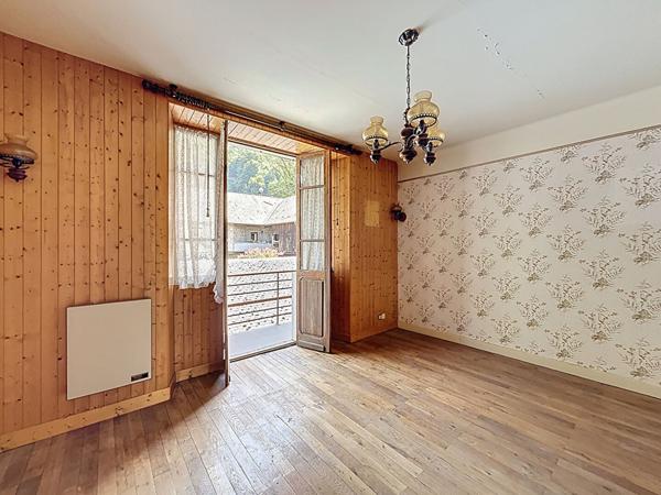 Appartement 5 pièces - 105 m² - Chamoux-sur-Gelon au centre du village avec garage et balcons