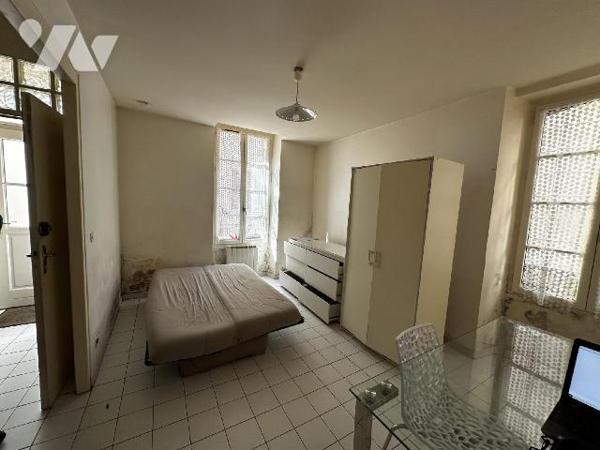 Idéal investisseur - 
Maison de ville comprenant : Au rez-de-chaussée : palier donnant accès à...