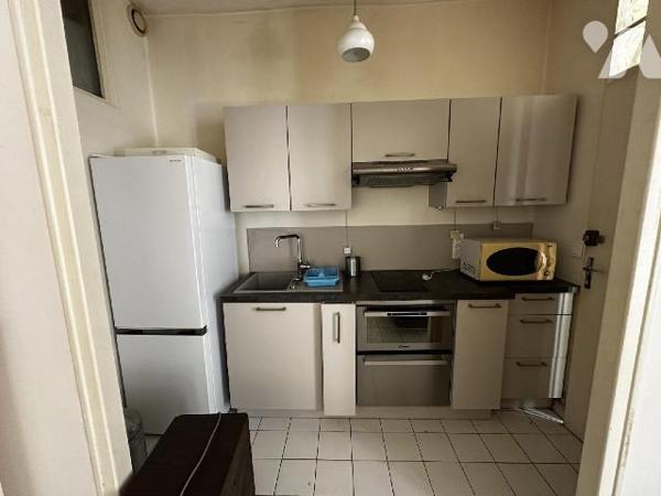 Idéal investisseur - 
Maison de ville comprenant : Au rez-de-chaussée : palier donnant accès à...