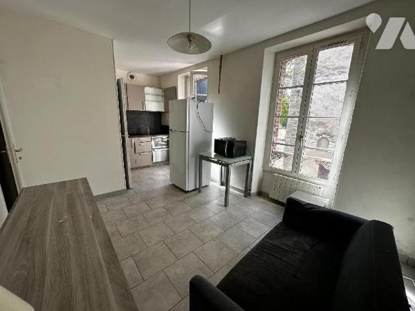 Idéal investisseur - 
Maison de ville comprenant : Au rez-de-chaussée : palier donnant accès à...