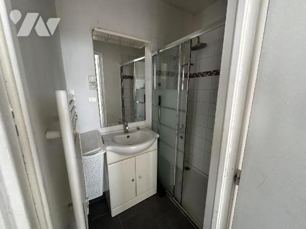 Idéal investisseur - 
Maison de ville comprenant : Au rez-de-chaussée : palier donnant accès à...