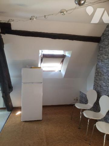 Idéal investisseur - 
Maison de ville comprenant : Au rez-de-chaussée : palier donnant accès à...