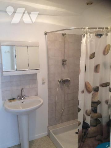 Idéal investisseur - 
Maison de ville comprenant : Au rez-de-chaussée : palier donnant accès à...