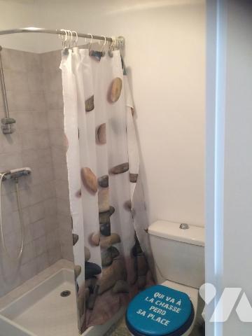 Idéal investisseur - 
Maison de ville comprenant : Au rez-de-chaussée : palier donnant accès à...