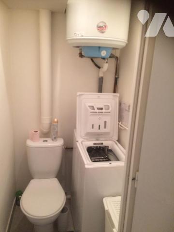 Idéal investisseur - 
Maison de ville comprenant : Au rez-de-chaussée : palier donnant accès à...