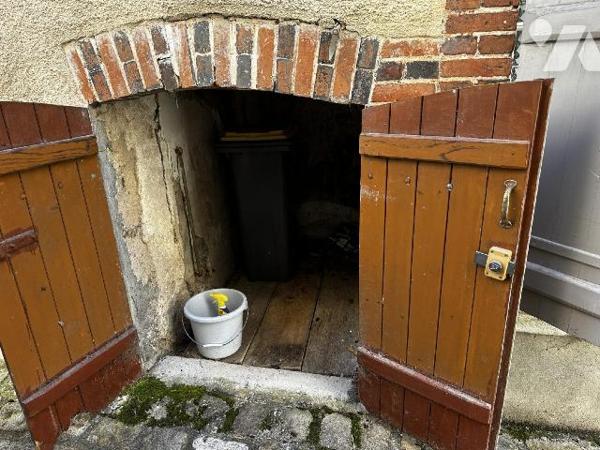 Idéal investisseur - 
Maison de ville comprenant : Au rez-de-chaussée : palier donnant accès à...