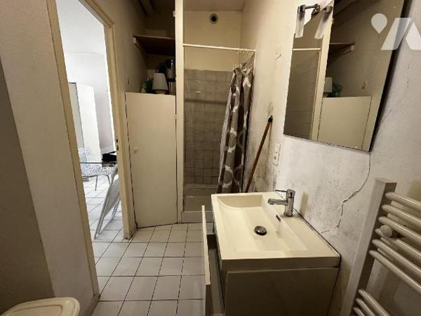 Idéal investisseur - 
Maison de ville comprenant : Au rez-de-chaussée : palier donnant accès à...