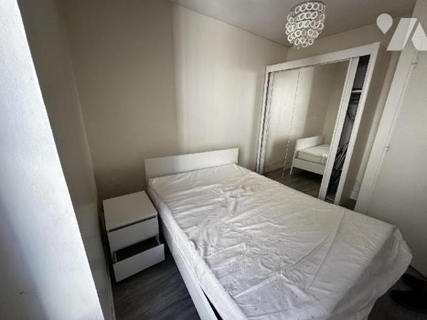 Idéal investisseur - 
Maison de ville comprenant : Au rez-de-chaussée : palier donnant accès à...