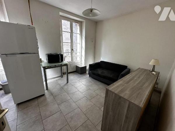 Idéal investisseur - 
Maison de ville comprenant : Au rez-de-chaussée : palier donnant accès à...