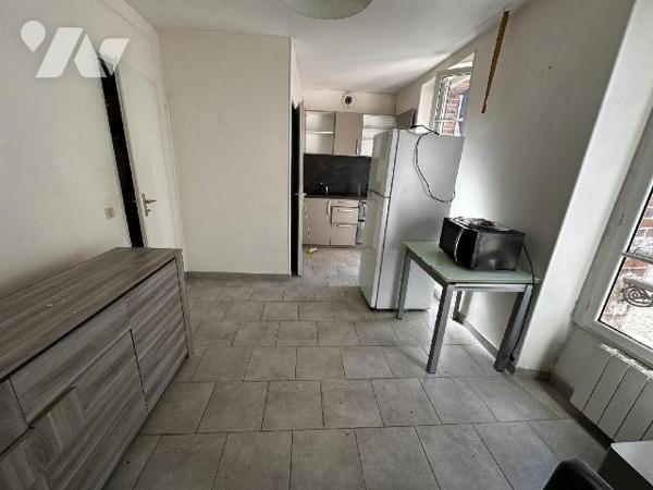 Idéal investisseur - 
Maison de ville comprenant : Au rez-de-chaussée : palier donnant accès à...