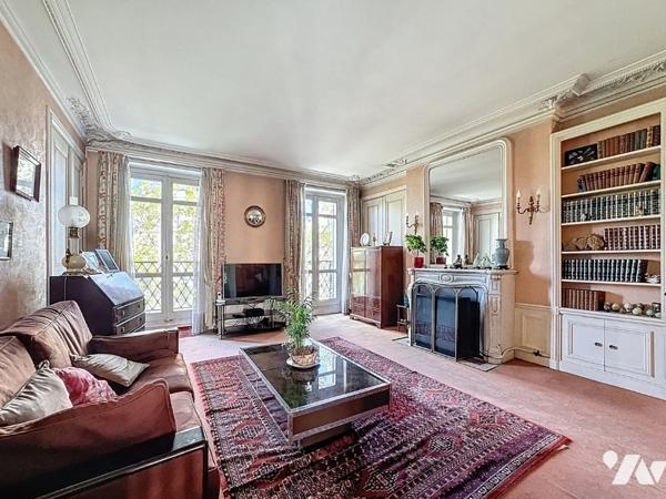 Quartier Magenta, un appartement de 103,72 m², 3ème, ascenseur, avec vue dégagée, à rénover. Cave.