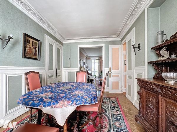 Quartier Magenta, un appartement de 103,72 m², 3ème, ascenseur, avec vue dégagée, à rénover. Cave.