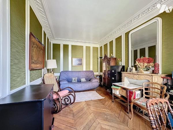 Quartier Magenta, un appartement de 103,72 m², 3ème, ascenseur, avec vue dégagée, à rénover. Cave.