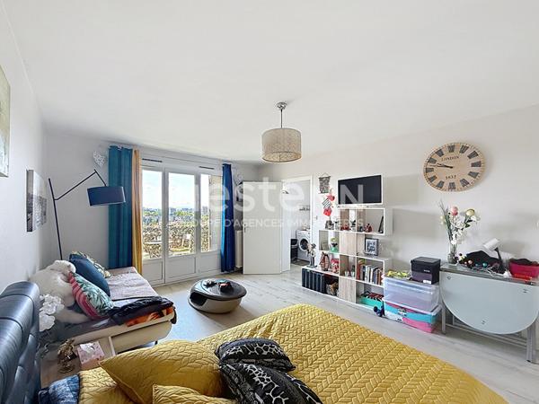 Grand studio en dernier étage avec balcon - 69500 BRON