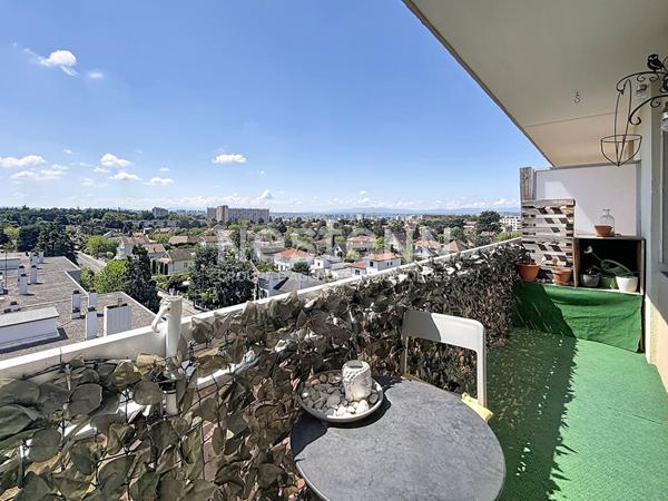 Grand studio en dernier étage avec balcon - 69500 BRON