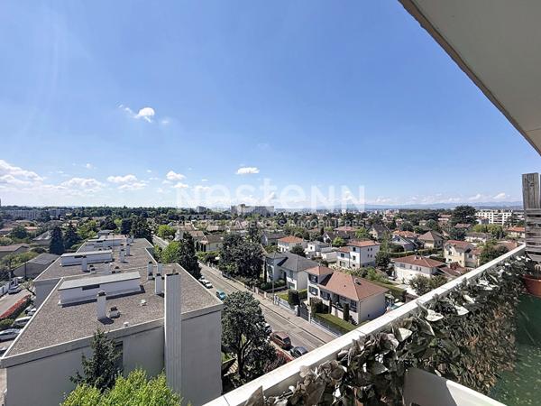 Grand studio en dernier étage avec balcon - 69500 BRON