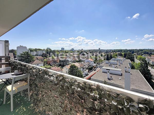 Grand studio en dernier étage avec balcon - 69500 BRON