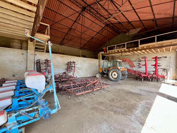 Maison T6 de 181.68 m² et Dépendances de 450 m²