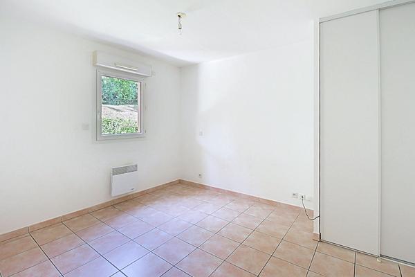A VENDRE FLAYOSC Appartement T2 avec TERRASSE et JARDINET et CAVE
