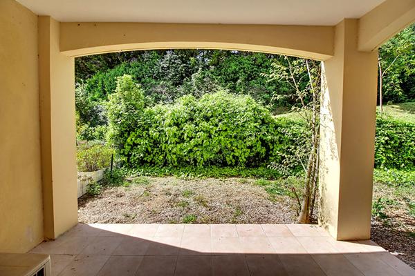 A VENDRE FLAYOSC Appartement T2 avec TERRASSE et JARDINET et CAVE