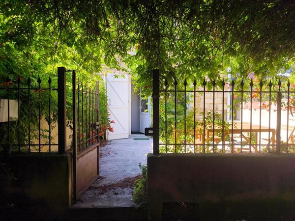 Vedène: Charmante maison de ville rénovée avec cour privative