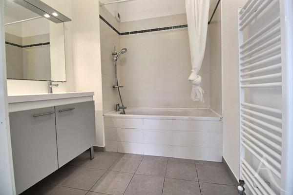 À VENDRE - Appartement T3 avec terrasse et 2 parking