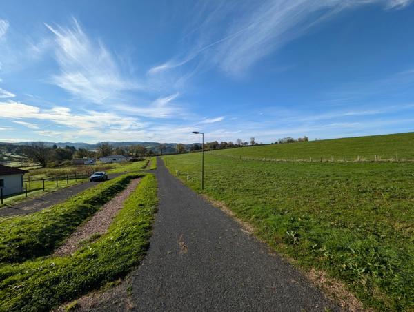 Terrain constructible et viabilisé de 806 m² à SAINT MARTIN D'ESTREAUX (42)