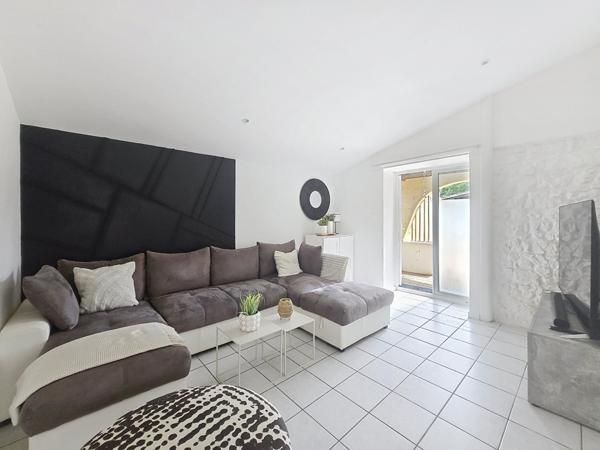 Ensemble en pierre, charme et potentiel