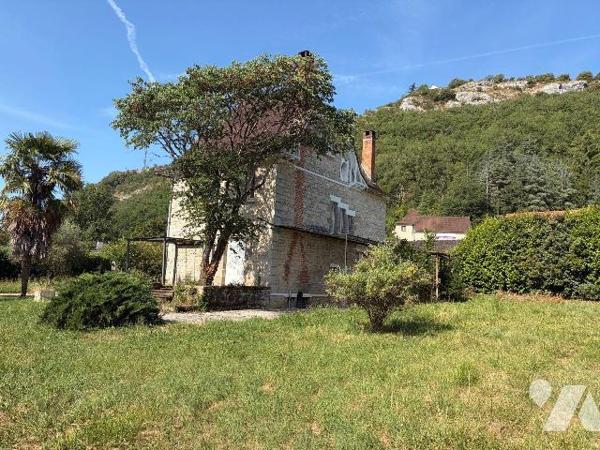 A VENDRE - A CAJARC (46160 - Lot) - A proximité du bourg du village et des commerces à pied, av...