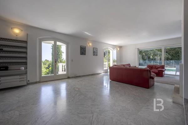 Opportunité de rénovation prestigieuse avec vue mer panoramique – Super Cannes