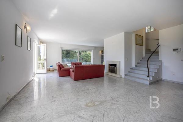 Opportunité de rénovation prestigieuse avec vue mer panoramique – Super Cannes