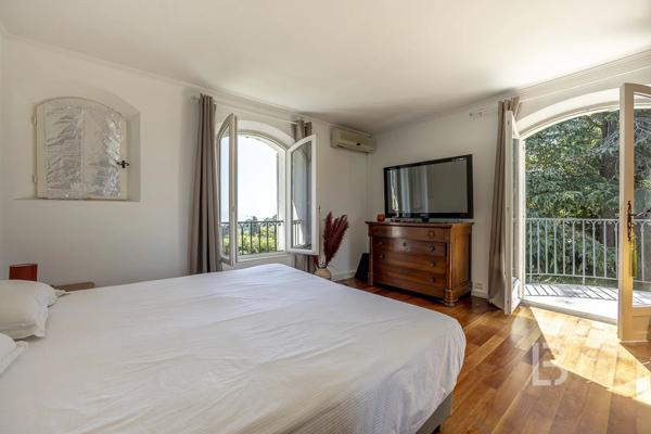 Opportunité de rénovation prestigieuse avec vue mer panoramique – Super Cannes